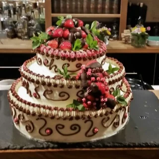 3-stöckige Buttercreme-Torte