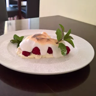 Flammendes Herz<br>Geeiste Himbeeren in einer erfrischenden Minzcreme unter einer geflämmten Baiserhaube