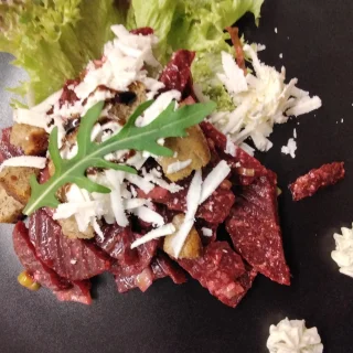 Rote-Beete-Salat<br>mit Fetakäse und gerösteten Schwarzbrot-Würfeln, Pflücksalaten und gerösteten Kürbiskernen