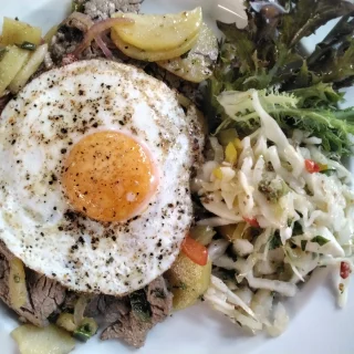 Tiroler Gröstl<br>In der Pfanne geschwenkte Kartoffeln mit knusprig gebratenen Rinderfiletstreifen und Spiegelei