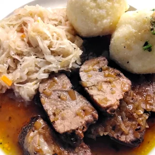 Mutzbraten<<br>mit Sauerkraut und hausgemachten Klößen