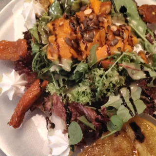 Herbstlicher Salat<br>mit konfierten Kürbisspalten, Ziegenfrischkäse-Röschen und gerösteten Kürbiskernen