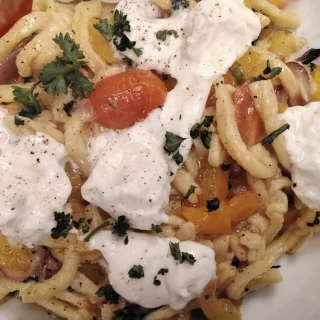 Spätzlepfanne<br>mit Tomaten-Chili und Mozzarella